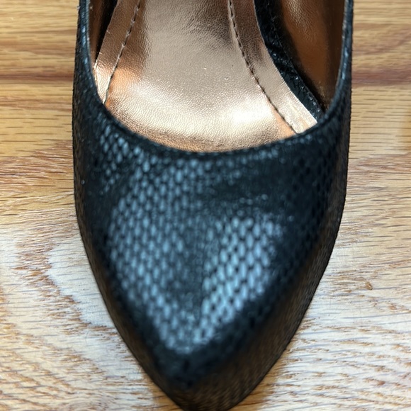 BCBG Generation platform textured heels.      Size 7.5 - Picture 3 of 6